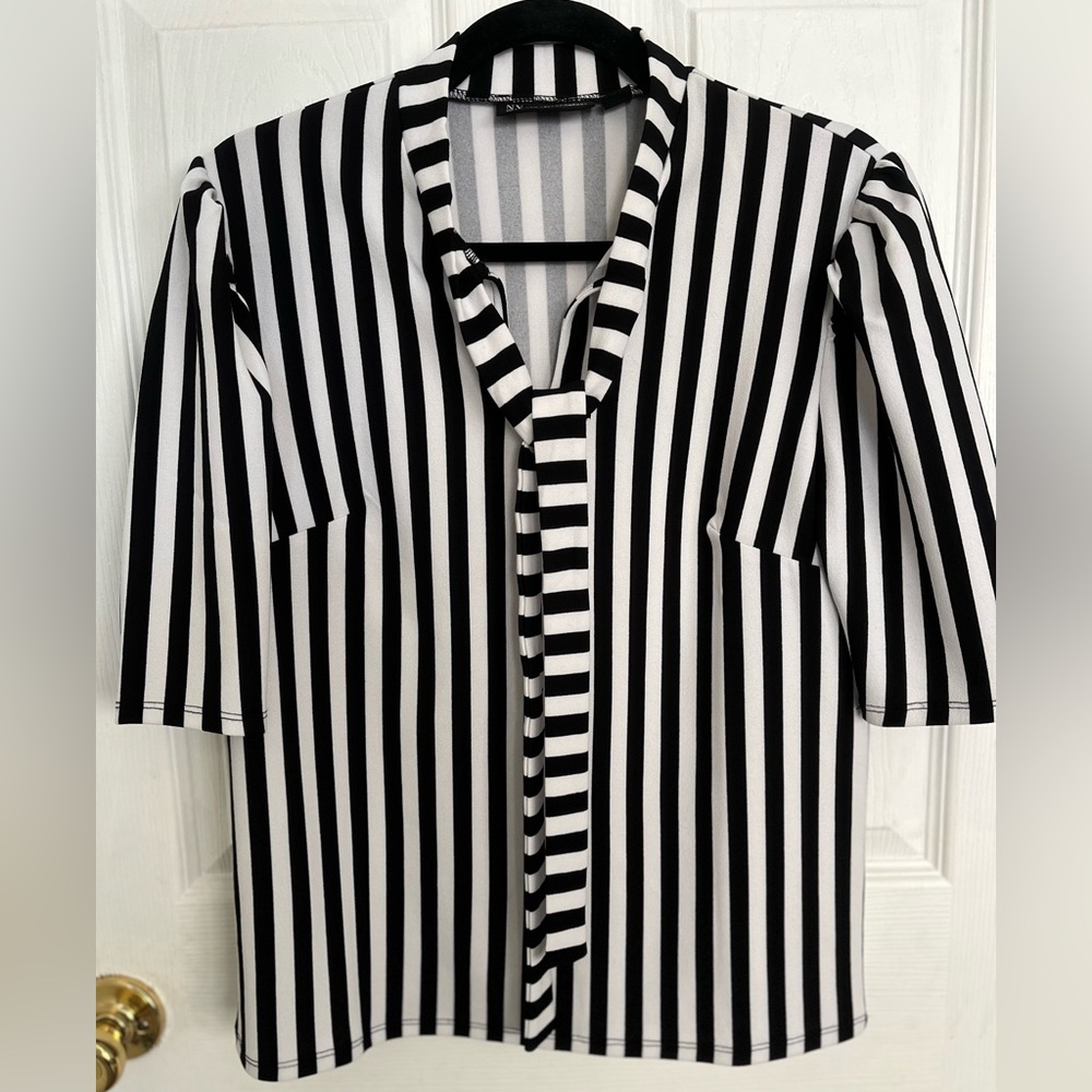 New York and Company Stretch Shirt, size Medium